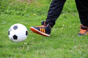 乐鱼体育在线网站-城市足球节活动吸引大量青少年参与拓宽选材范围，青少年足球推广方案